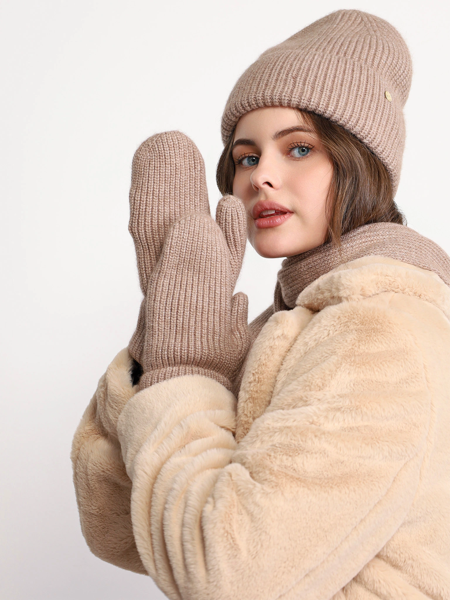 Варежки вязаные бежевого цвета с люрексом